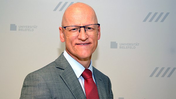 Professor Dr. Ulrich Thiem wurde im Juli 2025 zum Professor für Geriatrie an die Medizinische Fakultät OWL berufen. Gleichzeiting übernimmt er die Leitung der Universitätsklinik für Geriatrie am Klinikum Bielefeld, Standort Rosenhöhe. - © Universität Bielefeld