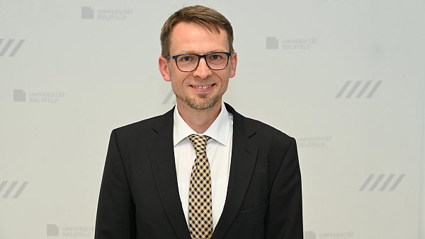 Professor Dr. med. Dirk Wähnert wurde im Juni 2025 zum Universitätsprofessor für Klinische und Experimentelle Muskuloskelettale Forschung an der Medizinischen Fakultät OWL der Universität Bielefeld ernannt. - © Manuel Bünemann