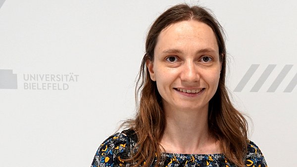 Professorin Dr. Waltraud Lederle ist seit September 2025 als Juniorprofessorin für Mathematik mit dem Schwerpunkt Gruppentheorie an der Universität Bielefeld tätig. - © Universität Bielefeld