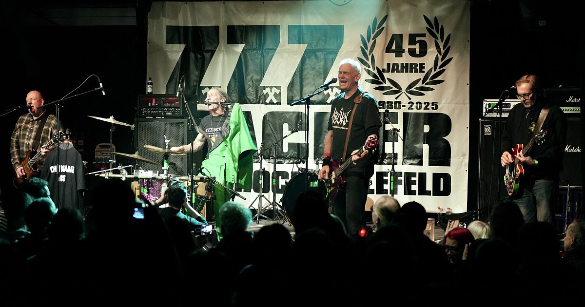 Bielefelder Kult-Punkband „ZZZ Hacker“ feiert 45-Jähriges vor vollem Haus