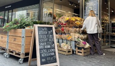 Ramschtage in Bielefelder City: Blumen und Textiles im Ausverkauf von zwei Geschäften