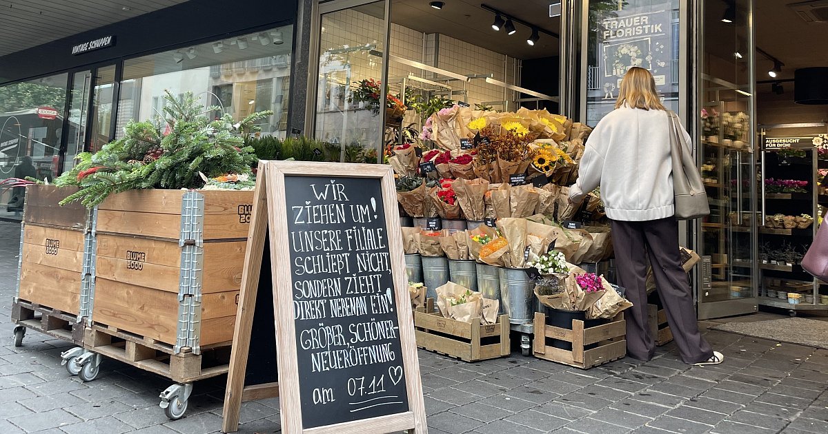 Ramschtage in Bielefelder City: Blumen und Textiles im Ausverkauf von zwei Geschäften