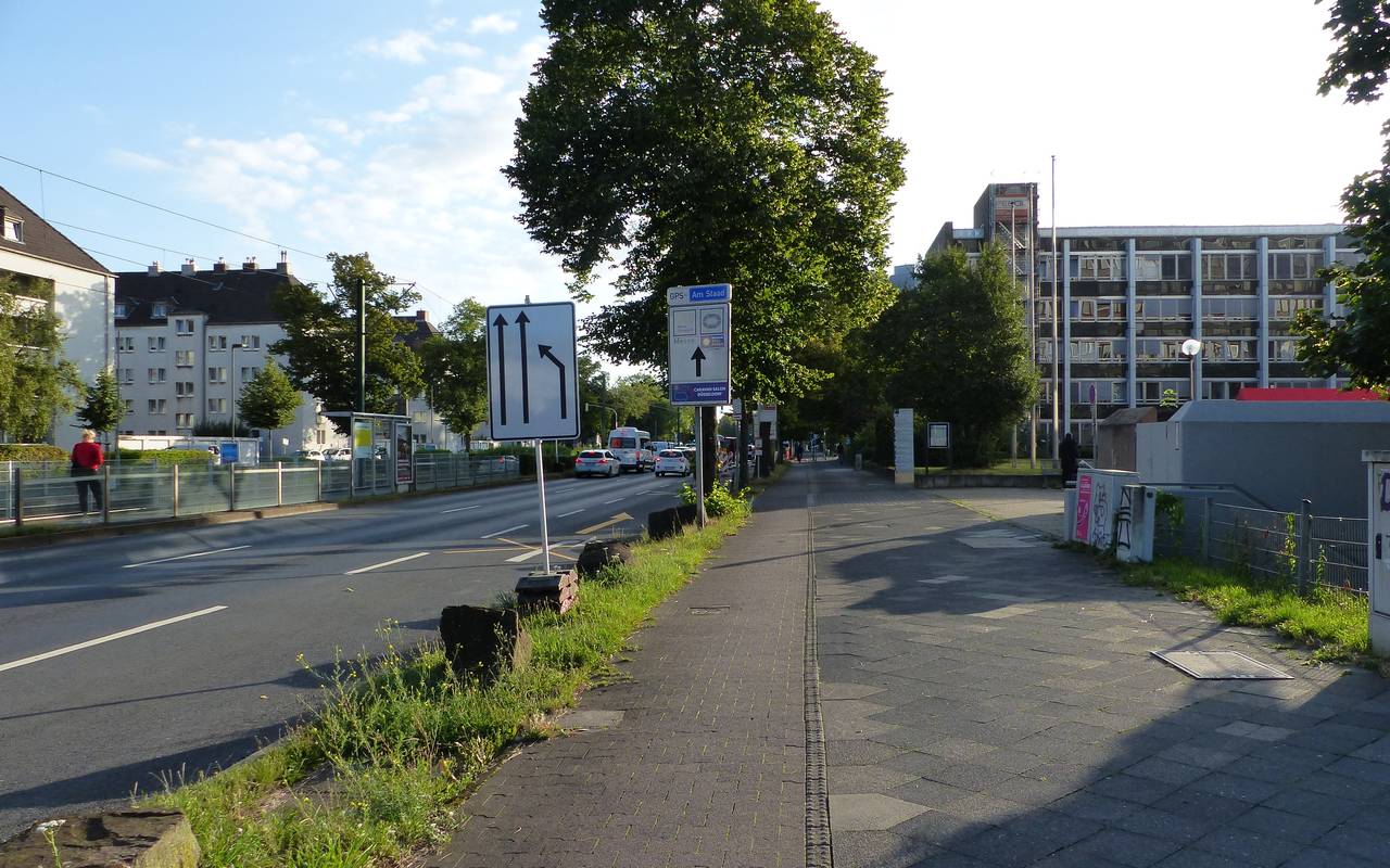 Der noch nicht modernisierte Radweg an der Straße Auf’m Hennekamp.
