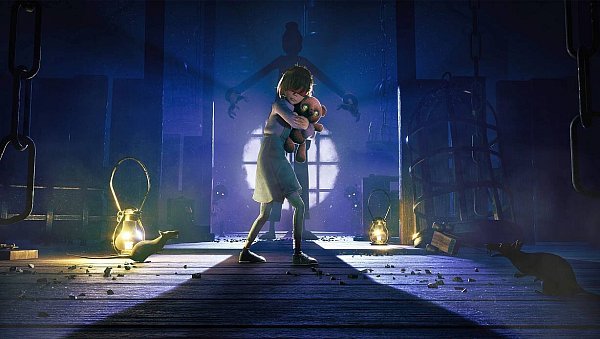 Die kleine Sophie ist gefangen in einer riesigen und unheimlichen Villa. Das Haushälter-Paar hat ihr das Augenlicht genommen – sehen kann Sophie nur noch mit den Augen ihres Teddybären. Das ist eigenwillig, funktioniert in diesem Spiel aber grandios! - © The Gang