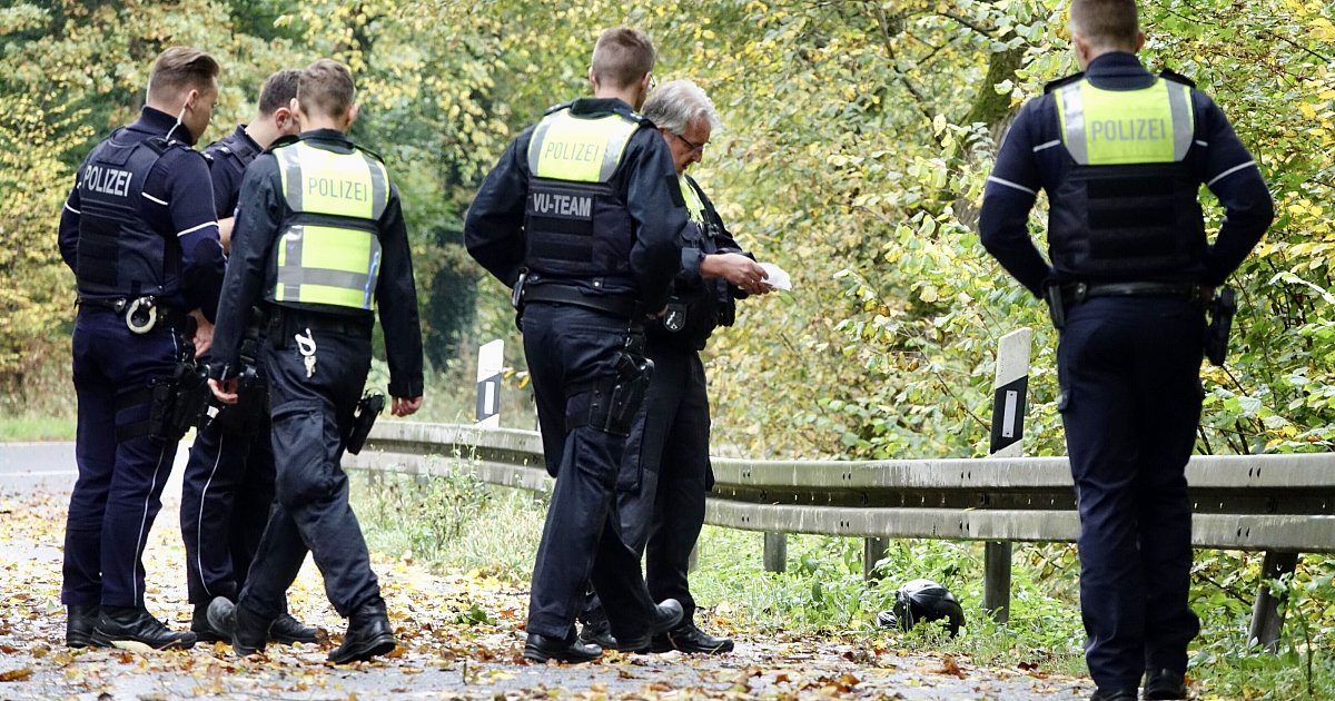 17-jähriger Motorradfahrer prallt mit dem Kopf gegen Leitplanke