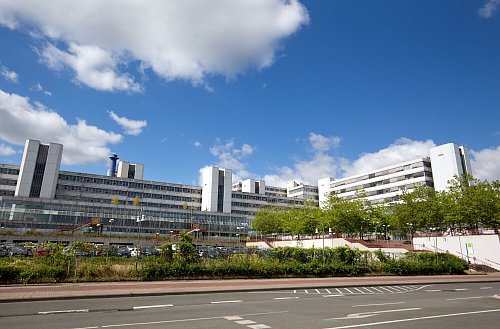 Die Bielefelder Uni ist auch im Bereich der Spitzenforschung tätig. - © NW