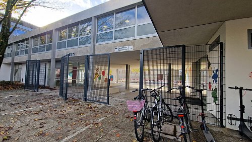 Der Zugang zum Schulhof ist durch einen etwa drei Meter hohen Zaun nur noch zu den Schulzeiten möglich. - © Uwe Pollmeier