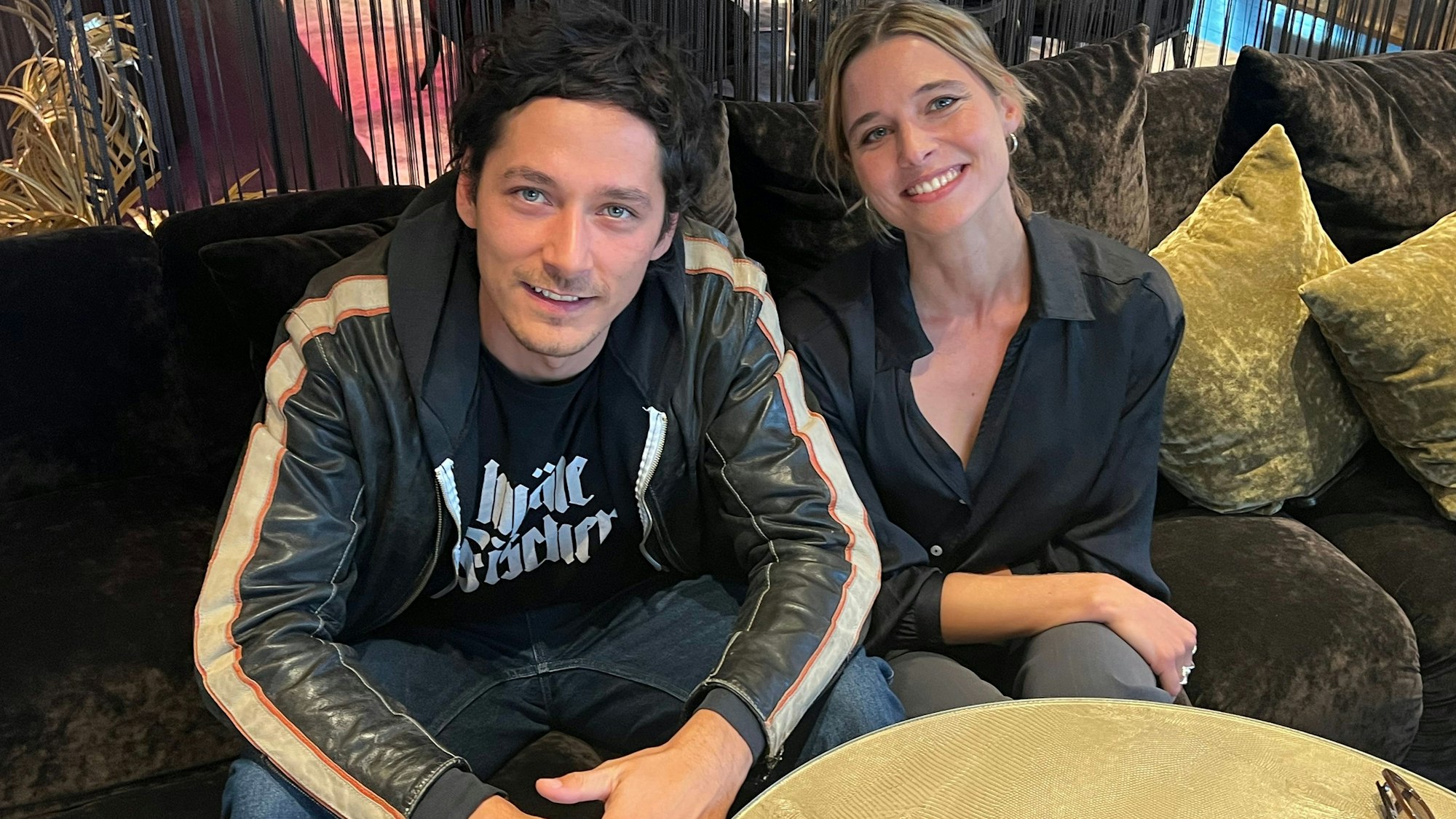 Interview mit den „Naked“-Hauptdarstellern Noah Saavedra und Svenja Jung im Kölner Hotel Savoy