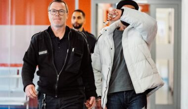 Prozess in Hamburg: Friseur soll Kunden Schere in Rücken gerammt haben | Regional