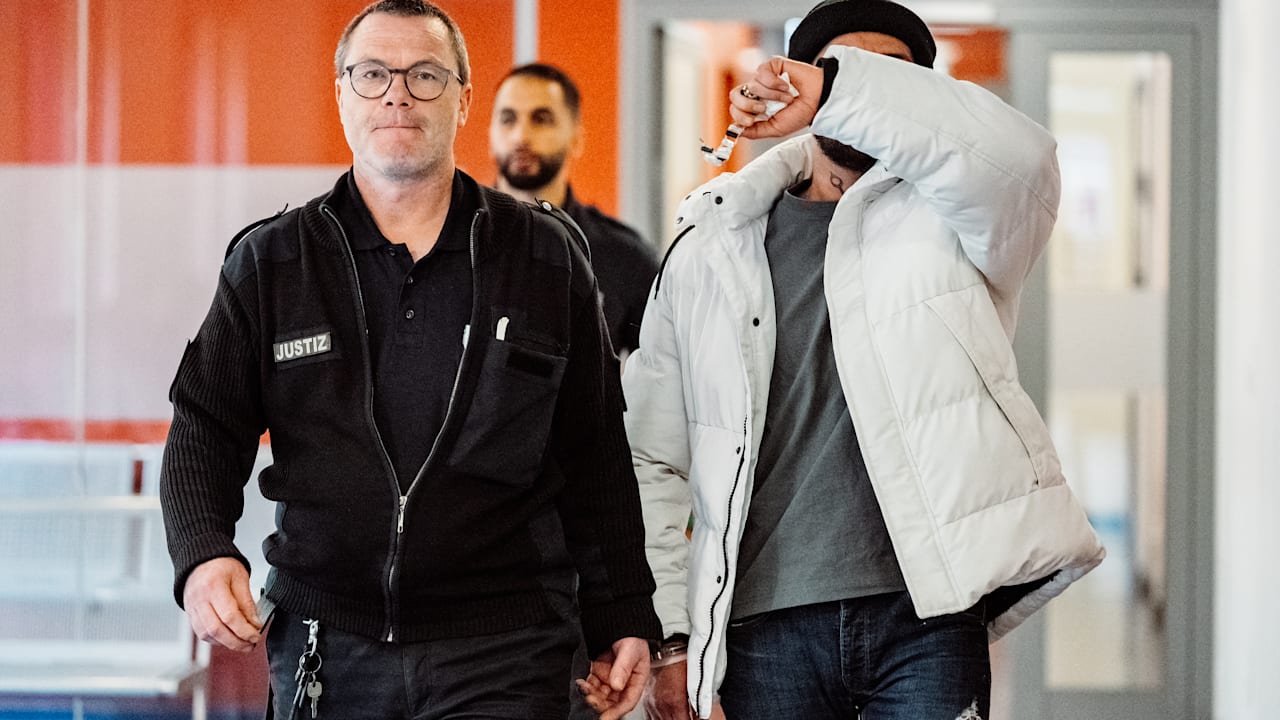 Prozess in Hamburg: Friseur soll Kunden Schere in Rücken gerammt haben | Regional