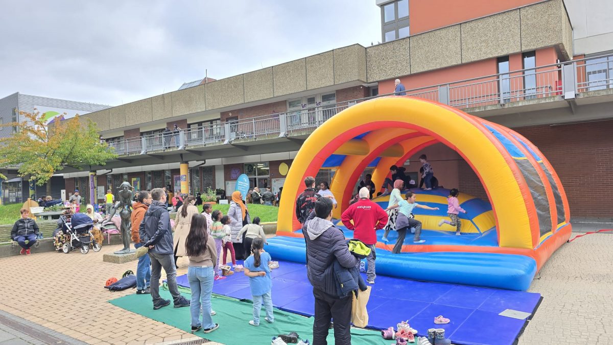 Christen und Muslime sammeln 50 Säcke Müll auf Halle-Neustadts Spielplätzen und feiern mit Familien – Du bist Halle