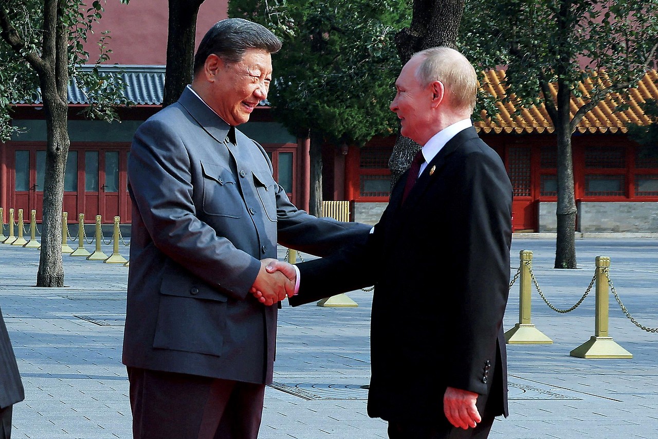 Der chinesische Präsident Xi Jinping begrüßt Russlands Präsident Vladimir Putin