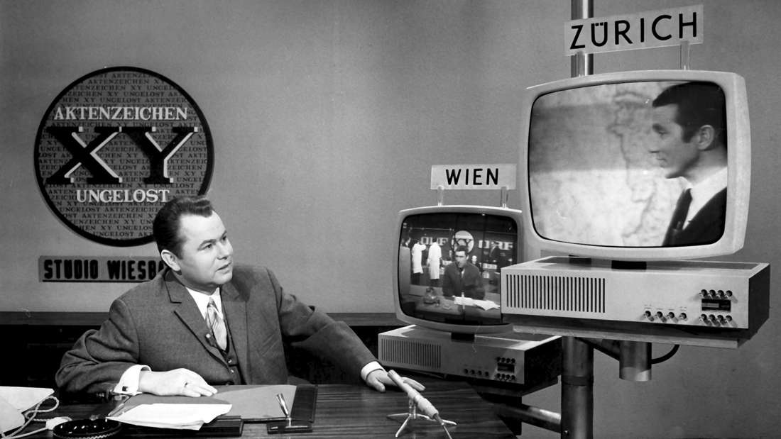 Moderator Eduard Zimmermann sitzt im Studio der ZDF-Sendung „Aktenzeichen XY ungelöst“.