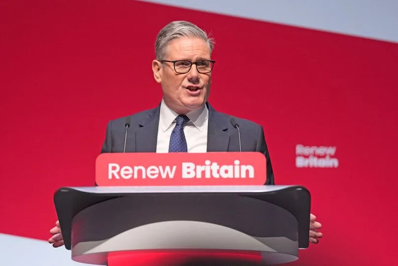 Großbritanniens Premierminister Keir Starmer spricht während des Labour-Parteitags in Liverpool, England, Sonntag, 28. September 2025