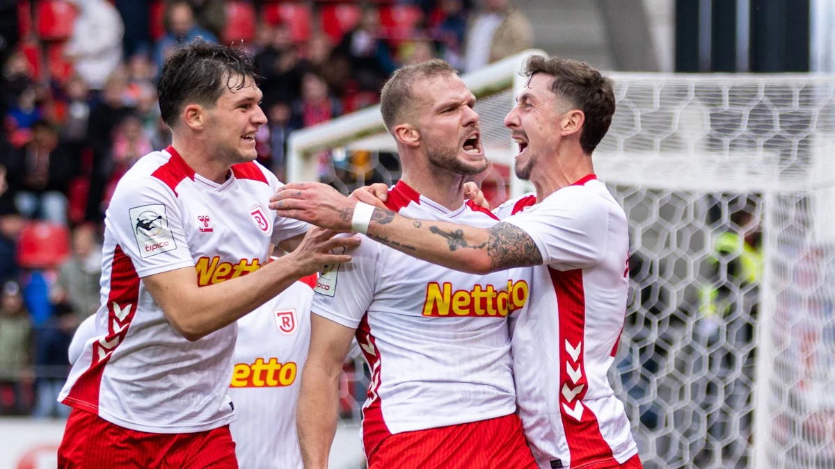 SSV Jahn Regensburg gegen VfB Stuttgart II: Jeder für jeden - Sport