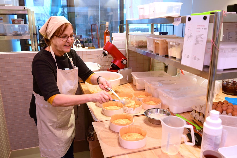 Das Besondere am „Kuchentratsch“: Hier stehen Seniorinnen und Senioren in der Backstube.