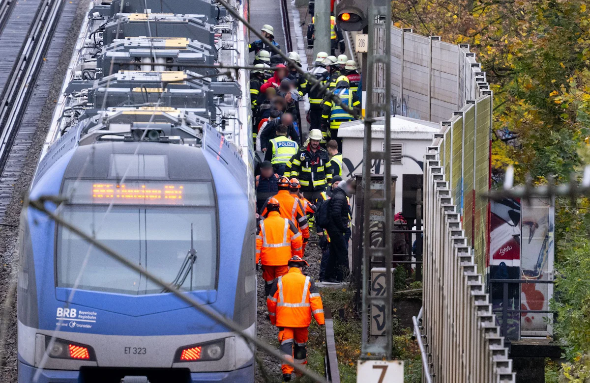 Strecke gesperrt - Regionalzug fährt in München gegen umgestürzten Baum - Bayern