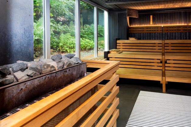 Eine Sauna mit Waldblick.