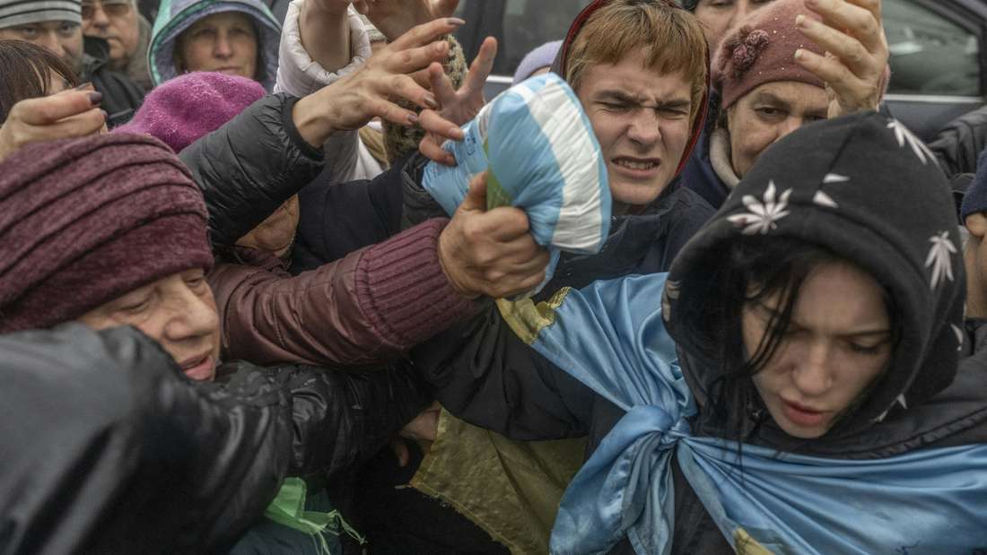 Der Krieg Russlands gegen die Ukraine hat am 24. Februar 2022 begonnen. Im November konnten die ukrainischen Streitkräfte die Stadt Cherson befreien. Doch für die Menschen vor Ort ist die Lage noch immer katastrophal. Es gibt weder Strom noch fließendes Wasser. Hier kämpfen sie um die Verteilung von Hilfsgütern im Zentrum der Stadt.