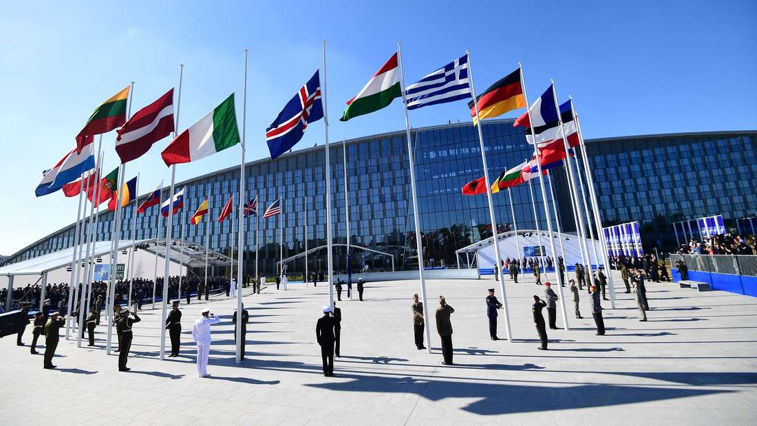 Seit ihrer Gründung am 4. April 1949 hat sich die Rolle des Nordatlantik-Pakts Nato stark verändert. Aus dem Bündnis, das  vorrangig der Verteidigung diente, wurde in den 1990ern eine global eingreifende Ordnungsmacht. Ihren ersten Kampfeinsatz leistete die Nato, deren Hauptquartier sich seit 1967 in Brüssel befindet, im Jahr 1995.
