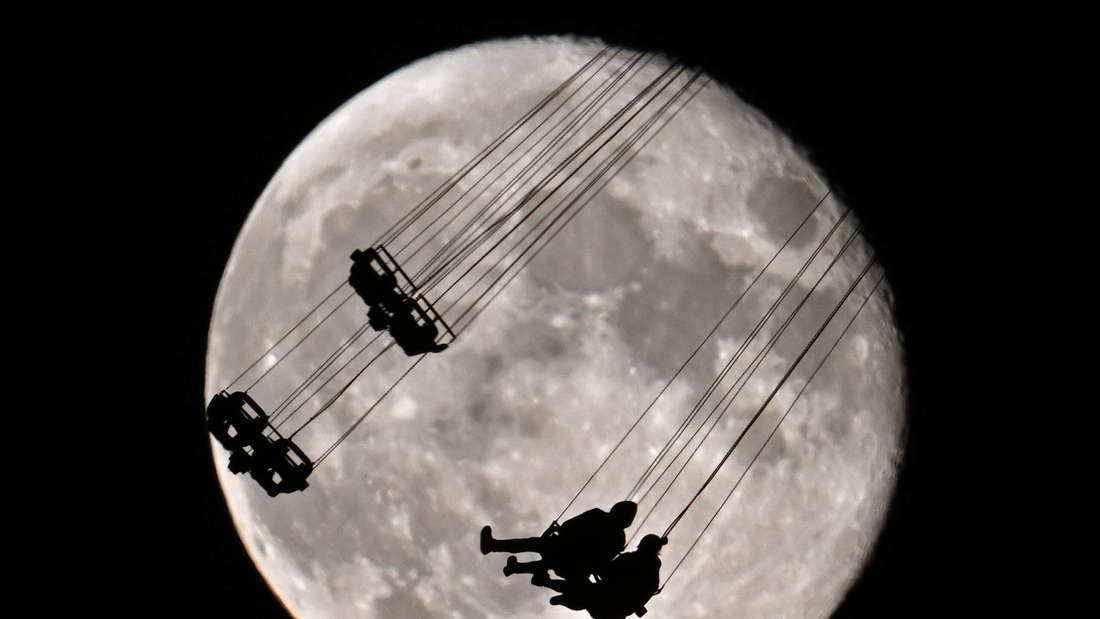 Kein Himmelskörper verändert sein Aussehen so häufig wie der Mond an unserem Himmel. Mal strahlt er als Vollmond so hell, dass die Nacht erleuchtet wird, mal scheint er nur eine schmale Sichel zu sein, die kaum noch sichtbar ist. Die Faszination Mond in Bildern.