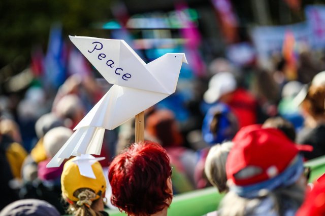 Zahlreiche Menschen nahmen auch auf dem Stuttgarter Schlossplatz an einer Demonstration von Friedensinitiativen teil.