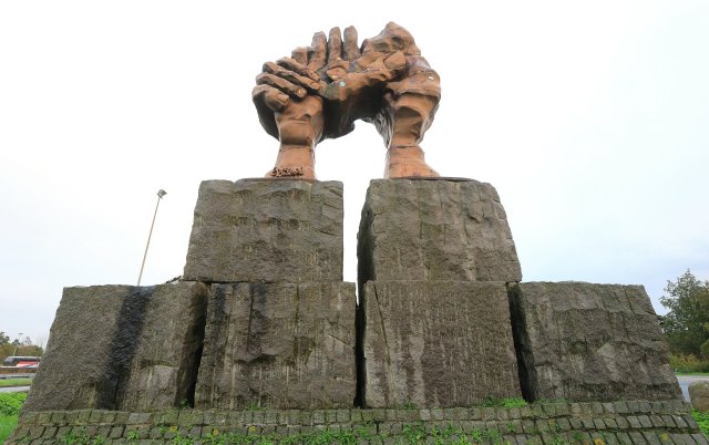 Neun Meter hoch und rund 50 Tonnen schwer ist das Denkmal »Deutsche Einheit« auf einem Parkplatz der Bundesautobahn 2 bei Helmstedt (Niedersachsen).