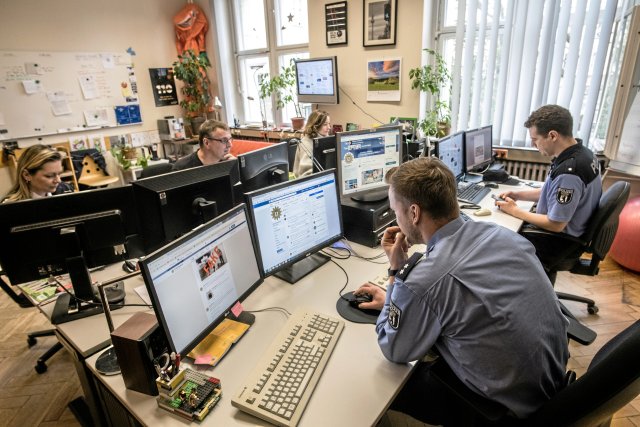 Polizeikräfte im Innendienst