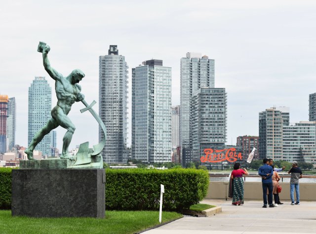 Die Statue »Schwerter zu Pflugscharen« des russischen Künstlers Jewgeni W. Wutschetitsch (1908–1974) in New York, 1959 ein Geschenk der Sowjetunion