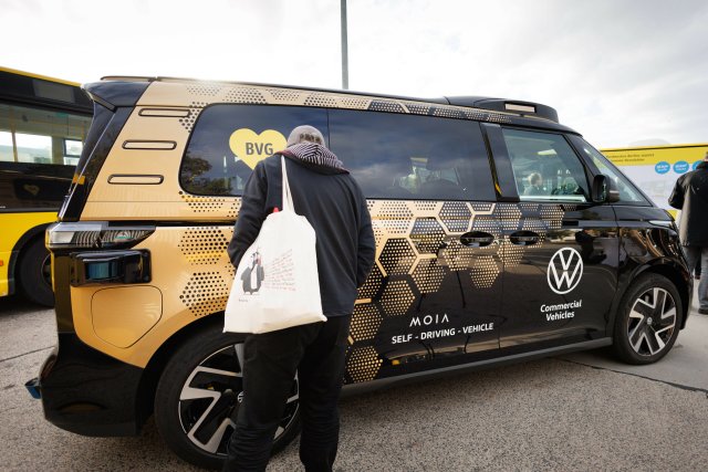 Ein Mann besichtigt den neuen Kleinbus bei der Vorstellung zur «autonomen Zukunft des Nahverkehrs» der Berliner Verkehrsbetriebe (BVG) im BVG-Busbetriebshof Spandau.