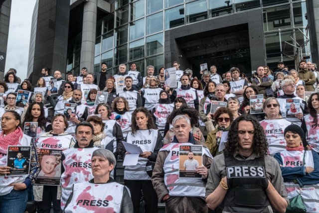 Journalist*innen protestieren im April in Paris gegen Gewalt an Journalist*innen im Gazastreifen und fordern stärkeren Schutz für sie und die Pressefreiheit durch internationale Organisationen.