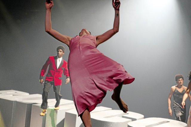 Nur oberflächlich schön: Der westdeutsche Schlager und seine rassistischen Implikationen, die Jona Tischkau in »Ich nehm dir alles weg« aufzeigt