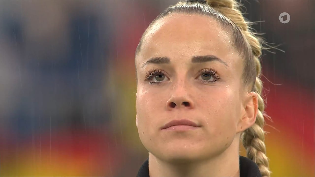 DFB-Frauen: Emotionales Gwinn-Comeback gegen Frankreich | Sport