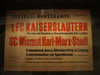 Das ausgestellte Plakat von 1956 wirbt für den „Fußball-Großkampf“ zwischen ost- und westdeutschen Kickern.