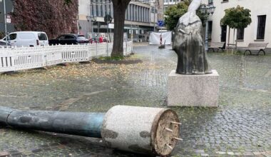 Lkw fährt Bischofssäule in Mainzer Altstadt um