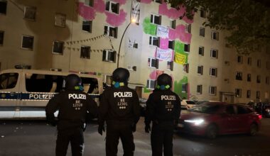 Großeinsatz in Berlin-Mitte: Hausbesetzer greifen Polizisten mit Pyro an | Regional