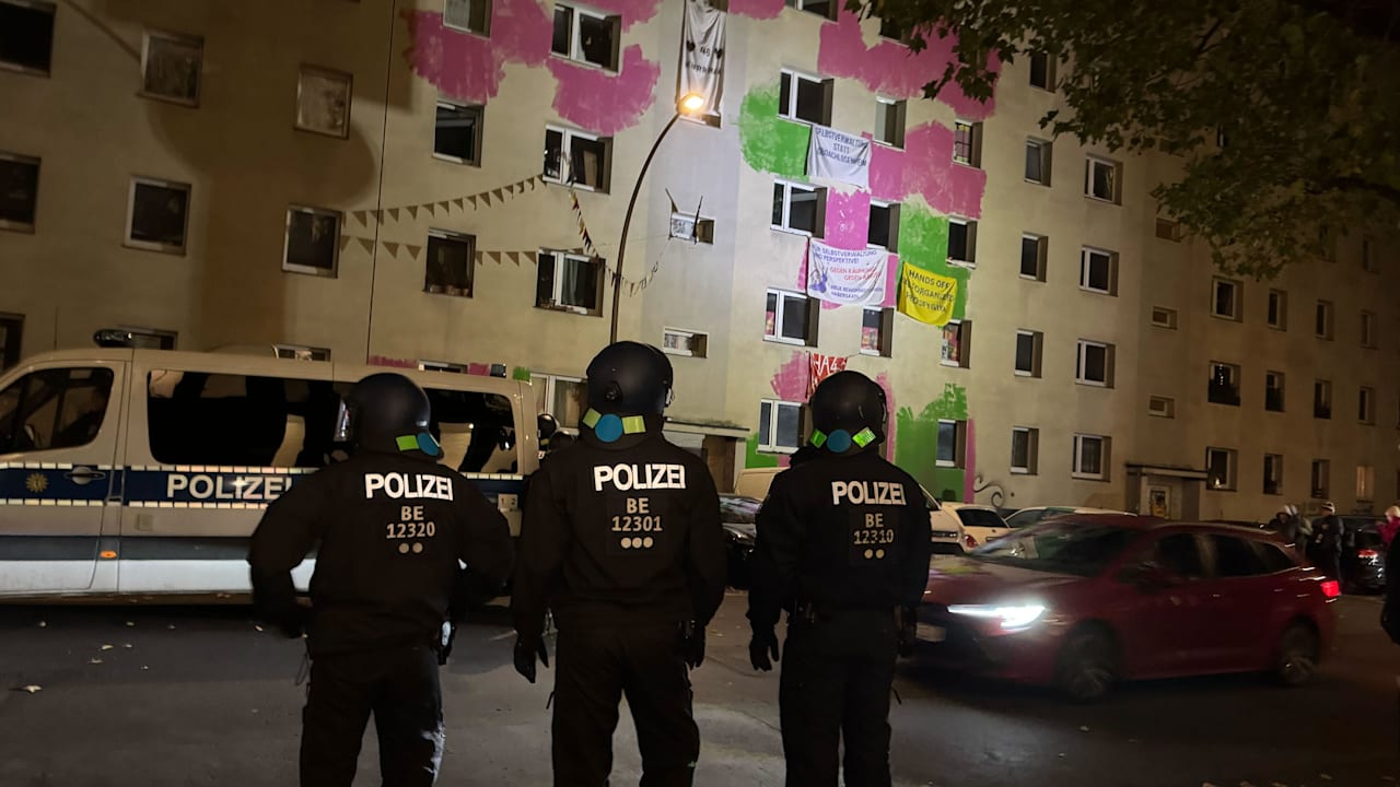 Großeinsatz in Berlin-Mitte: Hausbesetzer greifen Polizisten mit Pyro an | Regional