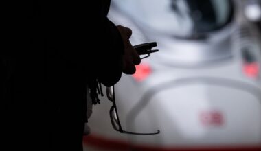 ICE fährt am Hauptbahnhof Stuttgart auf Prellbock auf: Vier Menschen verletzt - Baden-Württemberg