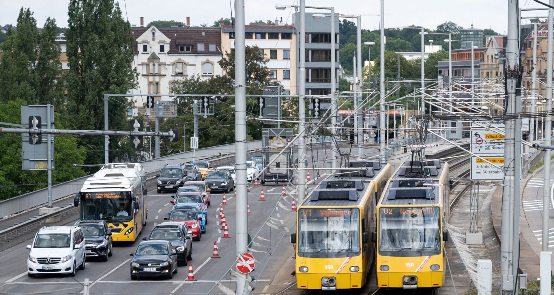 Verbotenes Abbiegen – Auto kracht in Stuttgarter Stadtbahn - Nachrichten aus Stuttgart