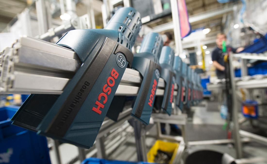Abdeckungen für Bohrhämmer hängen in Leinfelden-Echterdingen (Baden-Württemberg) in einem Werk von Bosch Power Tools.