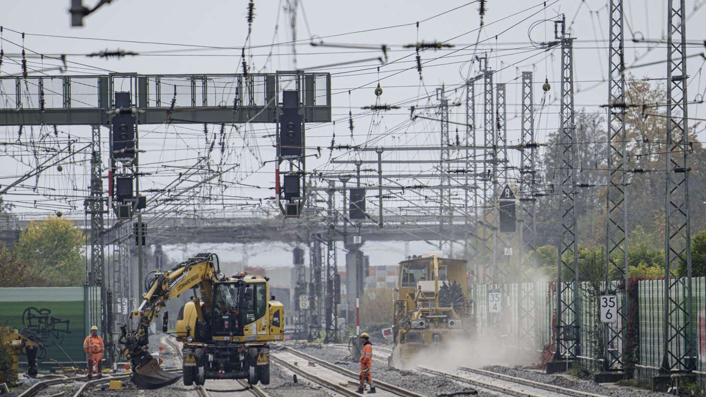 Gleisarbeiten werden auf der Riedbahnbaustelle am Bahnhof Gernsheim ausgeführt (Archivbild).