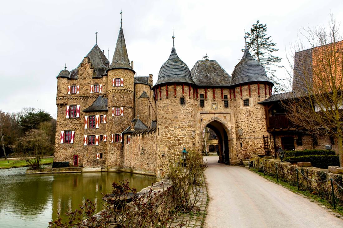 Die Burg Satzvey ist eine mittelalterliche Wasserburg, anfänglich aus dem 12. Jahrhundert, und liegt am nordöstlichen Rand der Eifel in Mechernich.