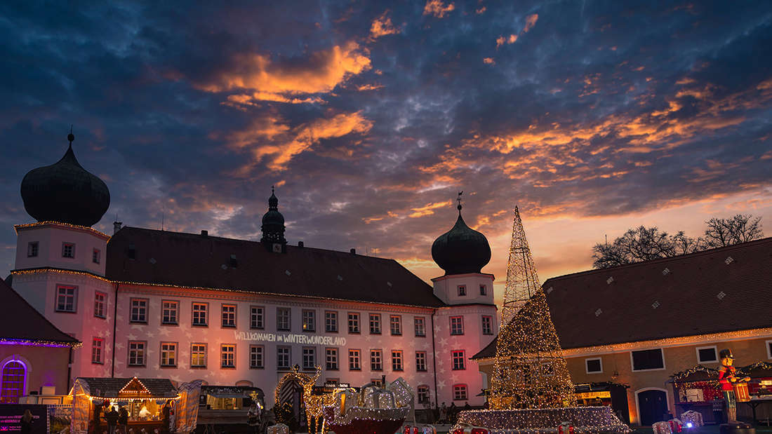 Auf Schloss Tüßling im Landkreis Altötting gibt es seit diesem Jahr eine große Veränderung: Für die Adventszeit verwandelt sich das Areal in einen Lichter-Park und Weihnachtsmarkt.
