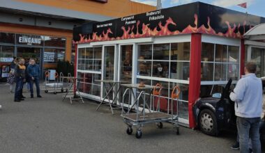 Unfall auf Hornbach-Parkplatz in Kiel: Auto kracht in Wurstbude