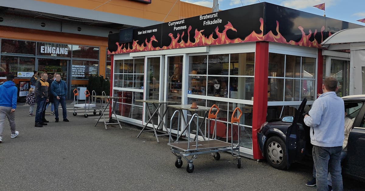Unfall auf Hornbach-Parkplatz in Kiel: Auto kracht in Wurstbude