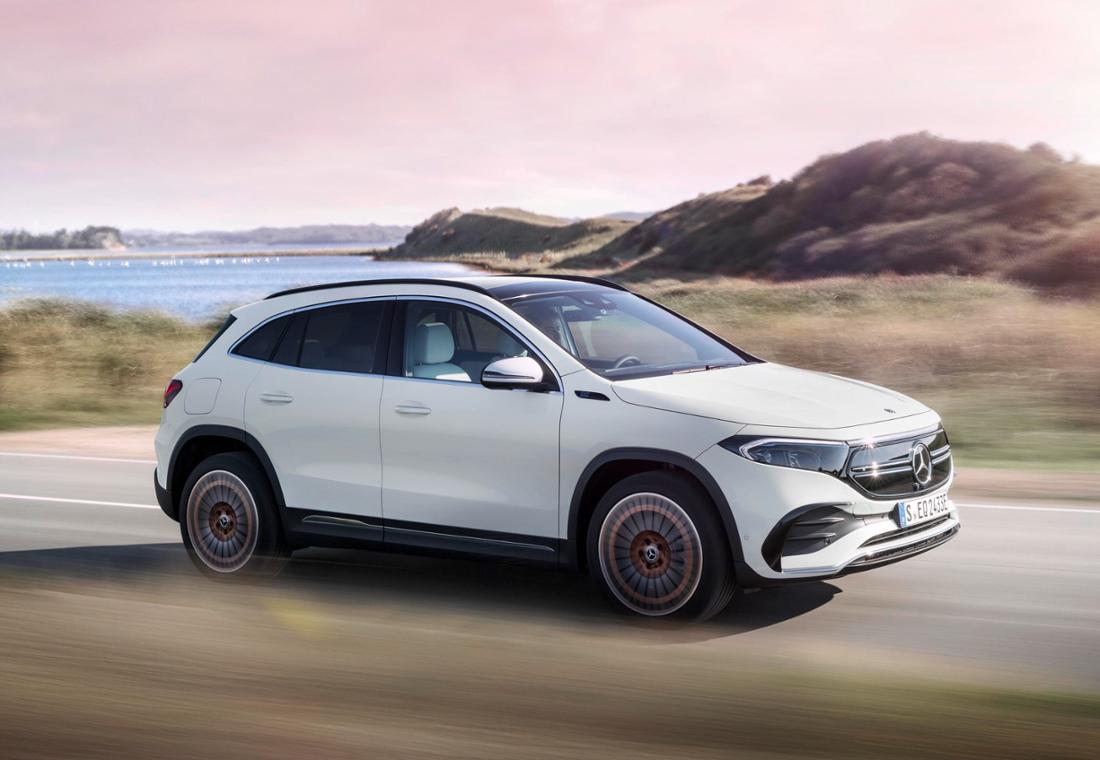Fahraufnahme eines Mercedes EQA