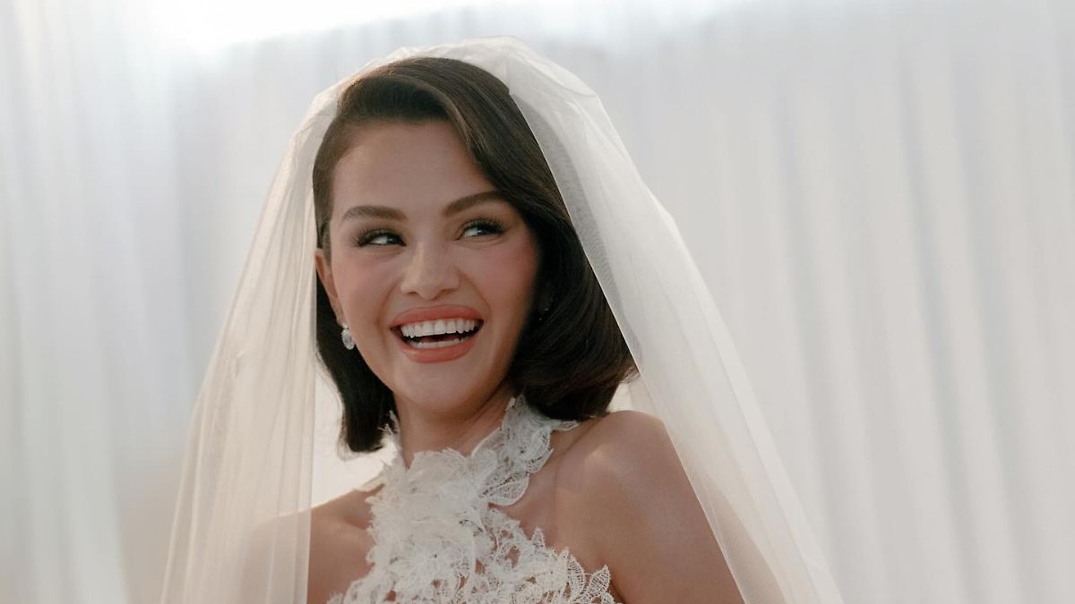 Viel Spitze und Vintage-Flair: Selena Gomez präsentiert ihre Hochzeitskleider