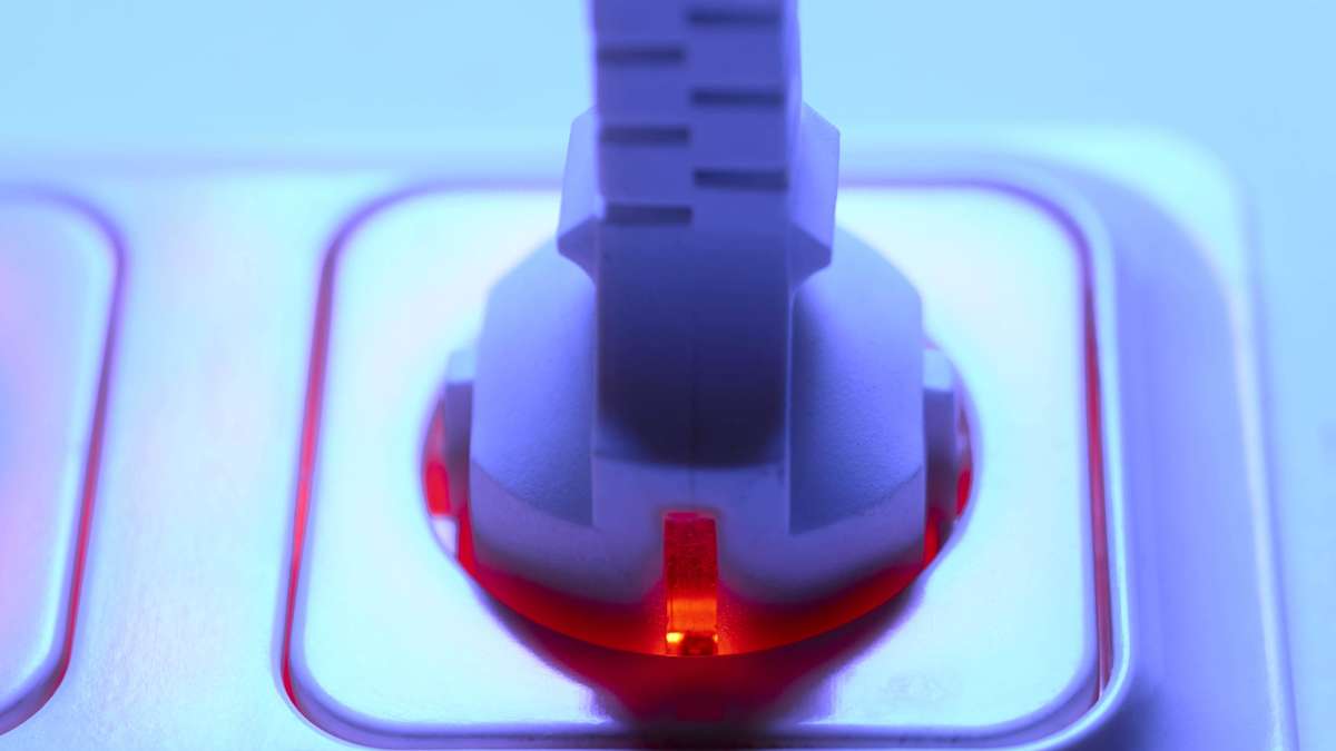 Elektrogerät „sofort vom Stromnetz trennen“