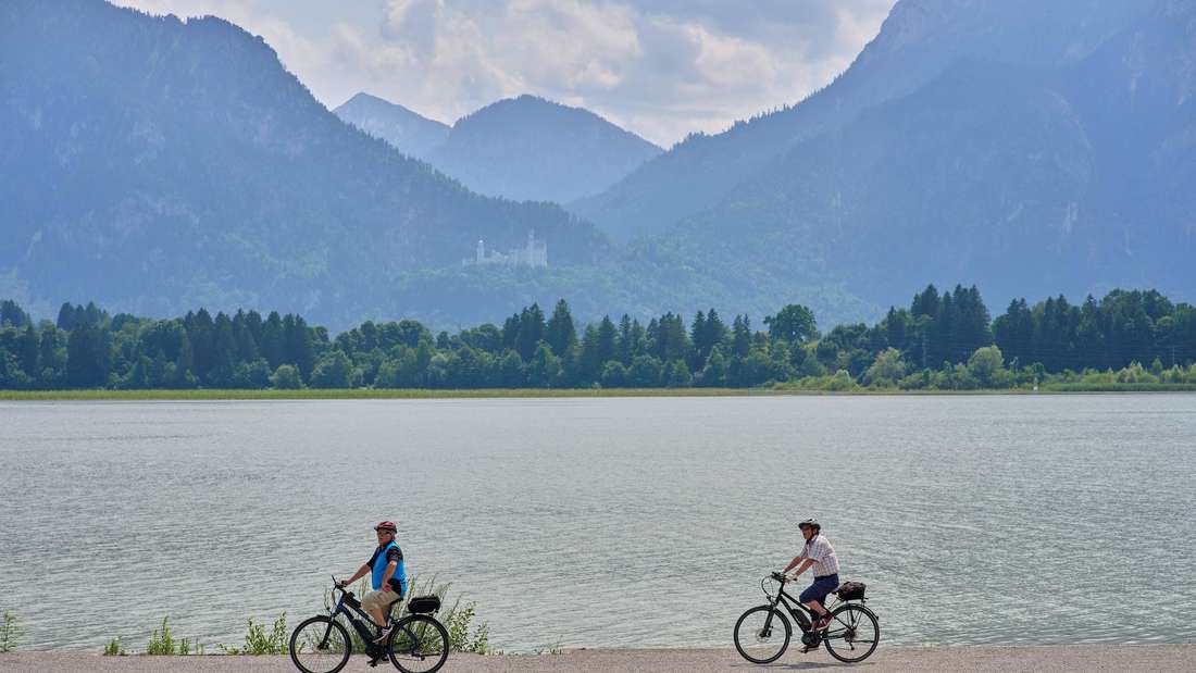 Ein schöneres Ziel nach einer schweren Radreise kann man sich wohl kaum vorstellen. Doch am Ende des 514 Kilometer langen Radwegs auf der romantischen Straße, dem beliebtesten Radweg Bayerns und Platz fünf der BeyondCamping.de-Liste, erreicht man Schloss Neuschwanstein und wird für die Anstrengungen fürstlich entlohnt.  