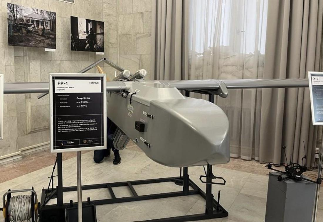 Die Ukraine hat die neue und sehr große Langstrecken-Kamikaze-Drohne UAC FP-1 präsentiert.